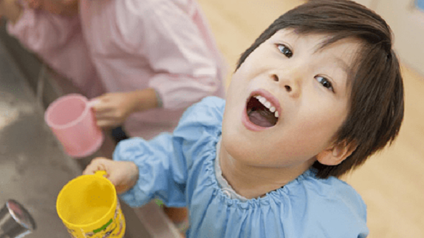 Súc miệng bằng nước muối giúp diệt khuẩn bảo vệ cổ họng